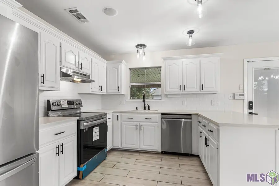 630 S Pleasant Ave, Gonzales, LA 70737 - Image #2