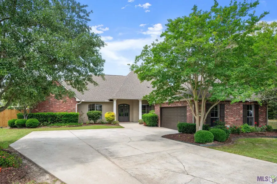 27045 Regency Park Dr, Denham Springs, LA 70726 - Image #2