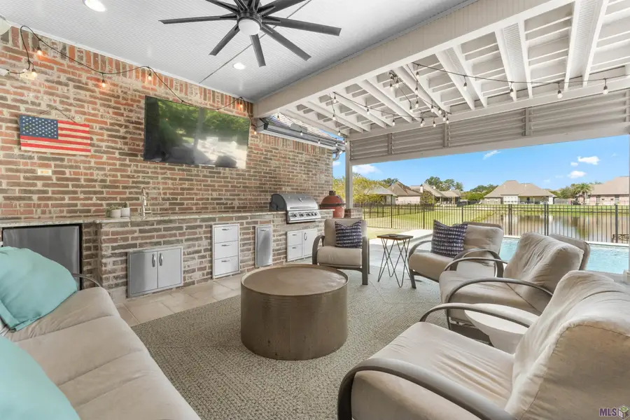 38086 Valley Woods Ct, Prairieville, LA 70769 - Image #2