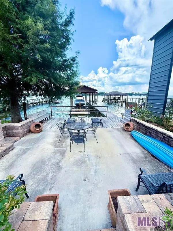 8052 False River Rd, Oscar, LA 70762