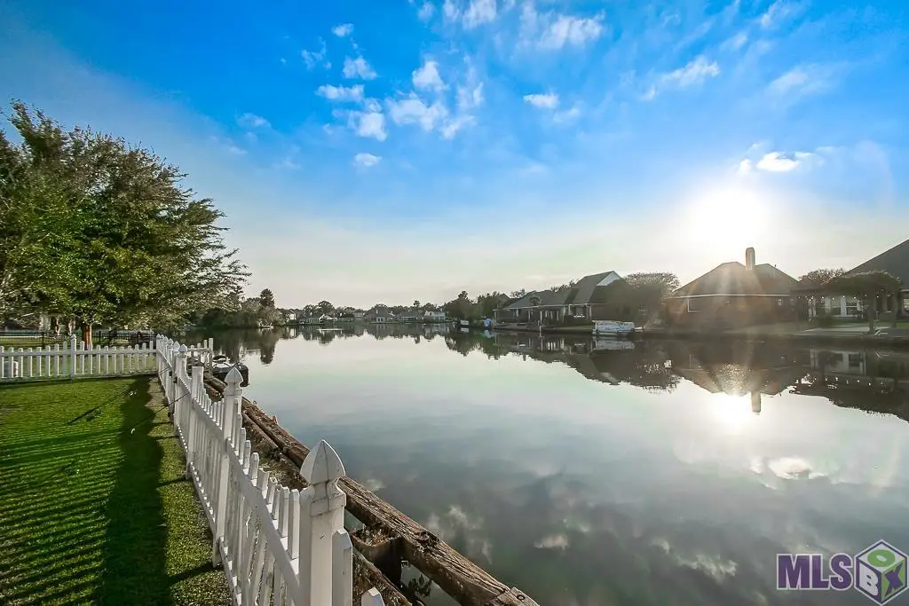 18733 W Lake Terrace Dr, Baton Rouge, LA 70817 - Image #1