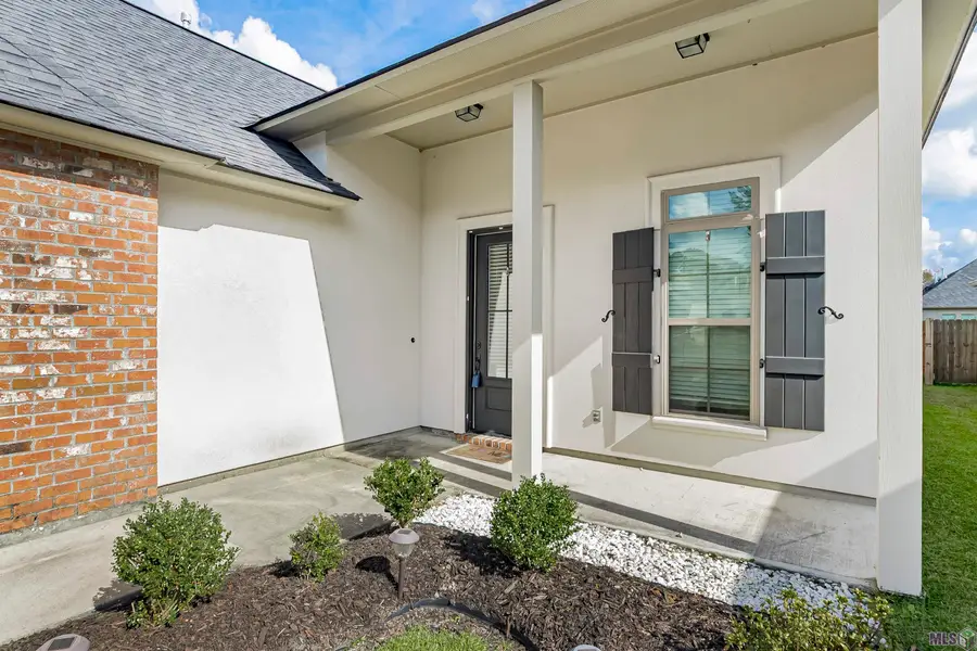 28048 Memorial Ln, Denham Springs, LA 70726 - Image #2