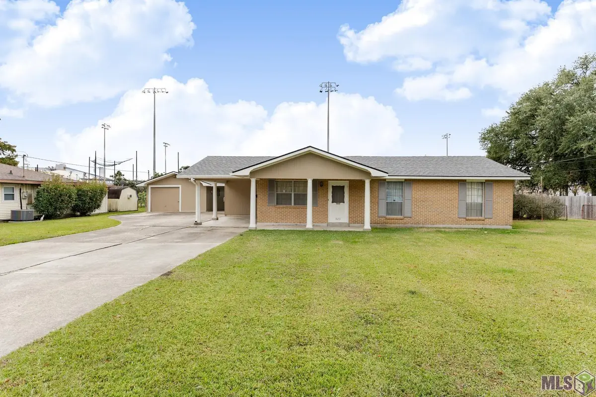 823 Oaks Dr, Port Allen, LA 70767 - Image #1