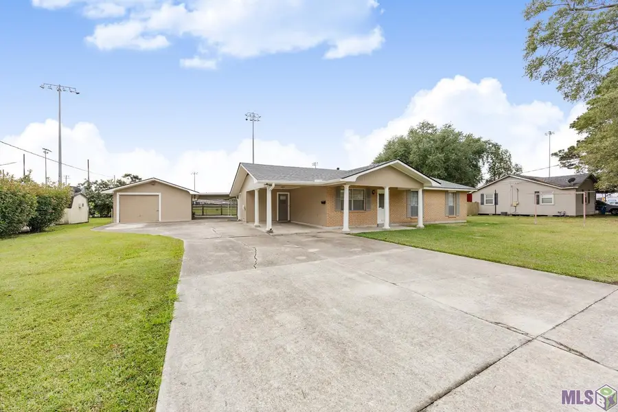 823 Oaks Dr, Port Allen, LA 70767 - Image #2