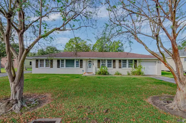 655 7th St, Port Allen, LA 70767