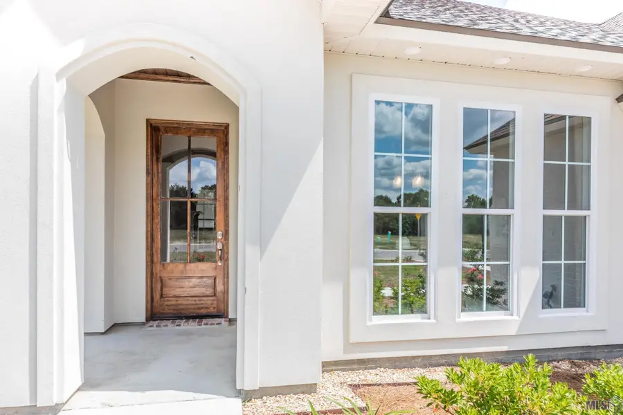 10408 Highland Lakes Dr, Denham Springs, LA 70726 - Image #2