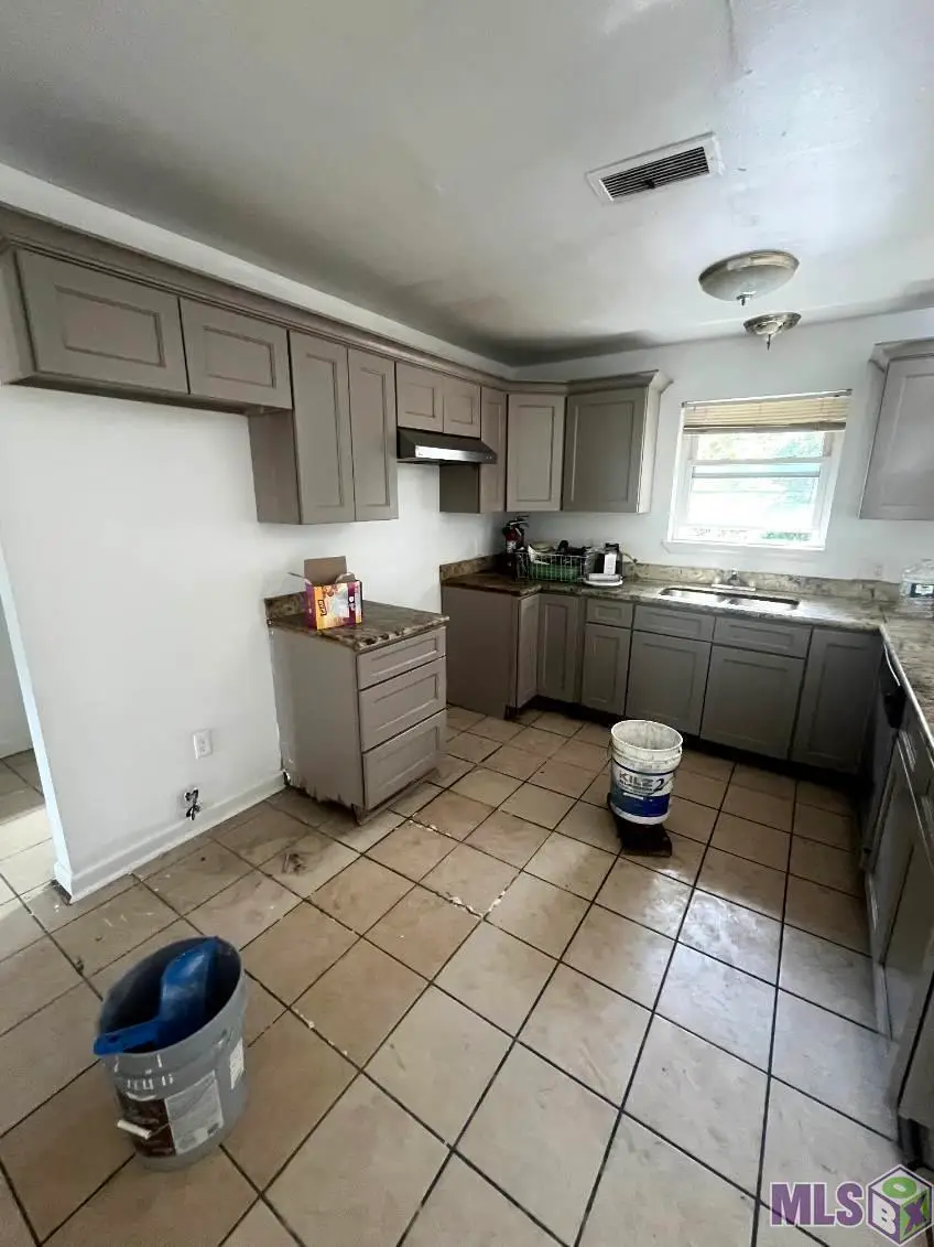 15644 Tiger Bend Rd, Old Jefferson, LA 70817 - Image #2