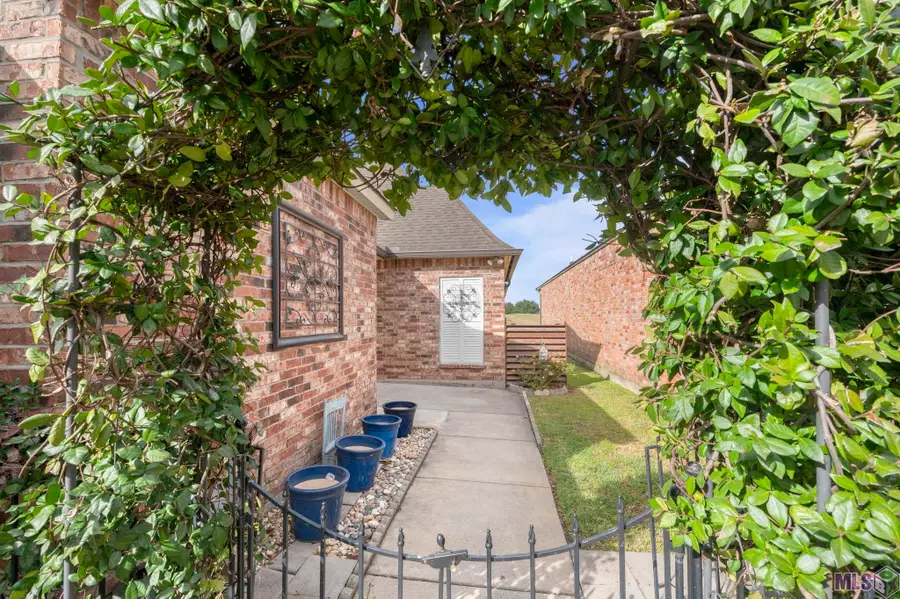 5379 Courtyard Dr, Gonzales, LA 70737 - #2