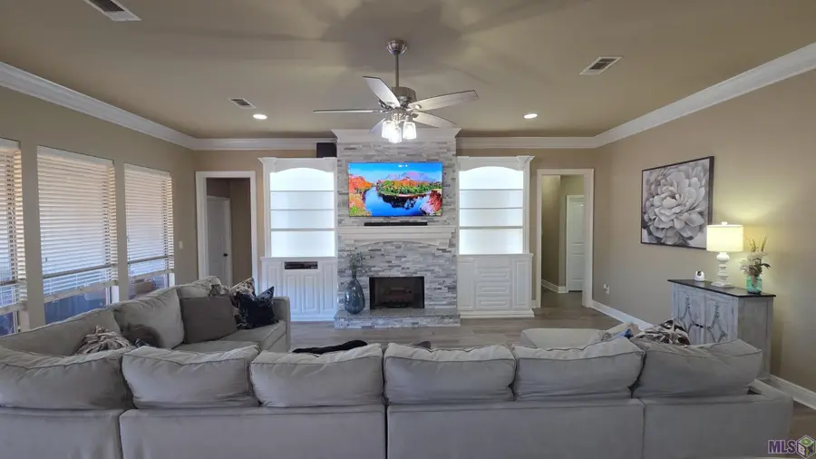 11485 Meadowview Dr, Denham Springs, LA 70726 - #3