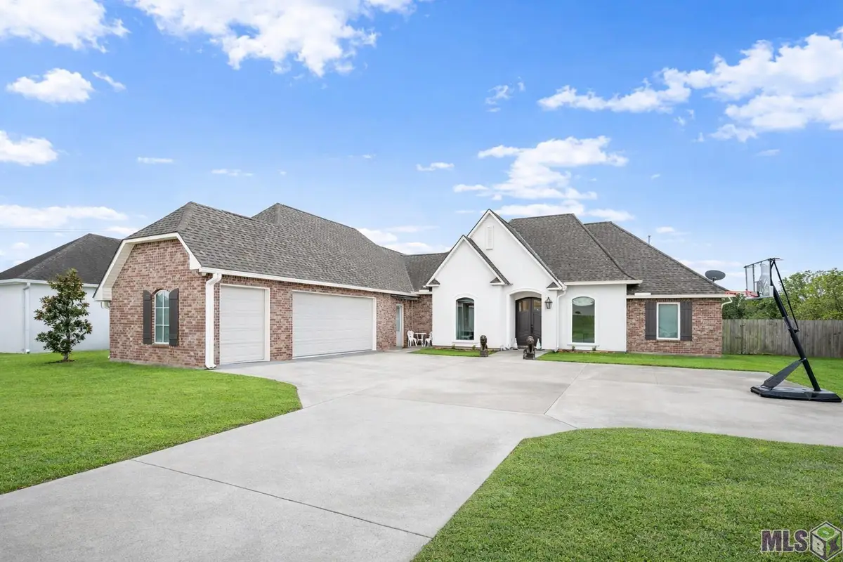 30857 Creek Valley Dr, Denham Springs, LA 70726 - #1