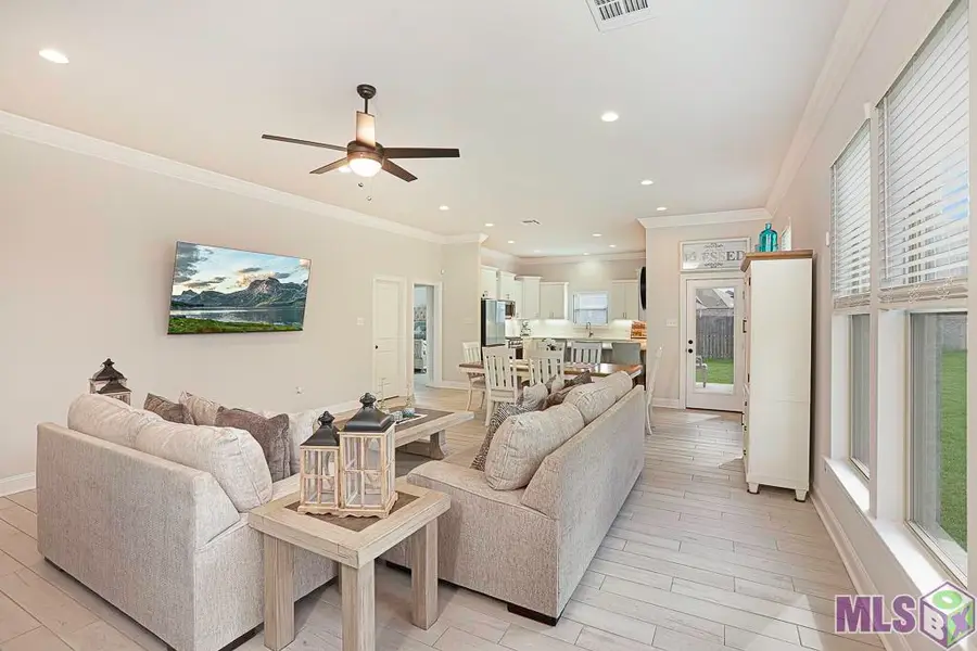 7044 Panama Canal Dr, Gonzales, LA 70737 - #2