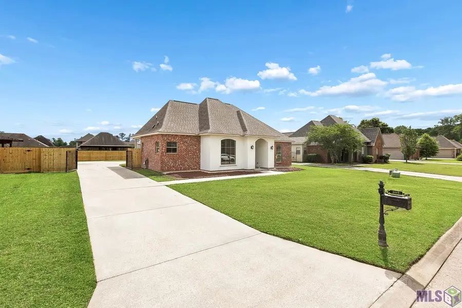 9066 Willow Point Dr, Denham Springs, LA 70726 - #2