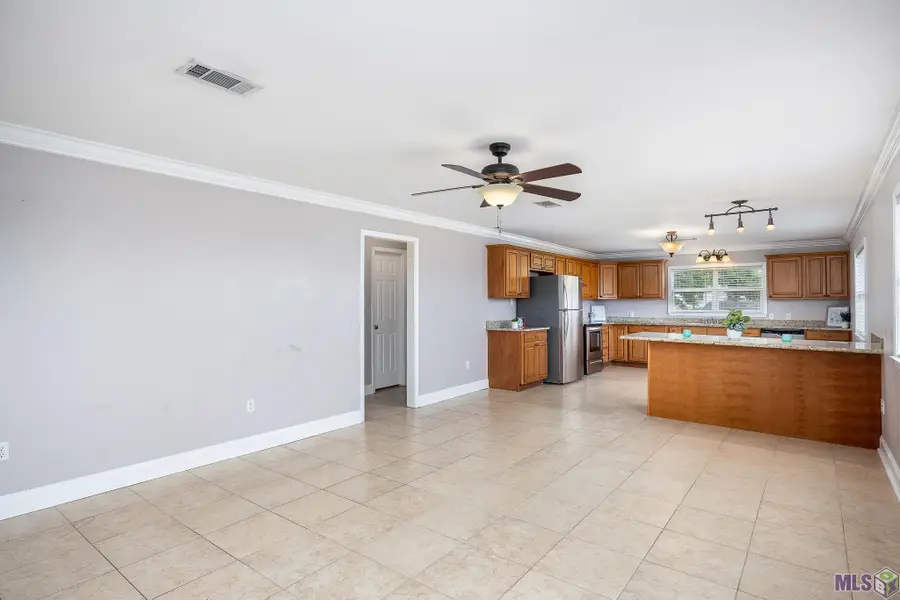 305 S Nickens Ave, Gonzales, LA 70737 - #3