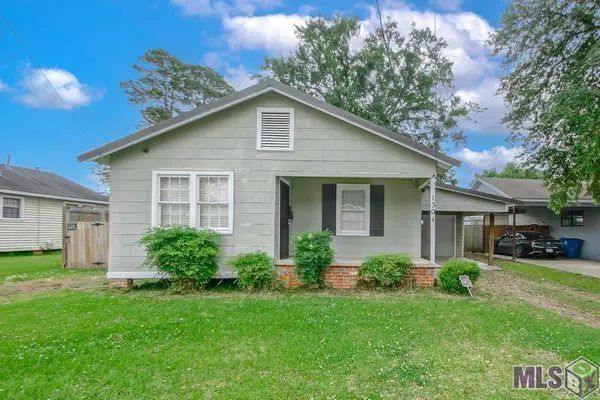130 4th St, Port Allen, LA 70767