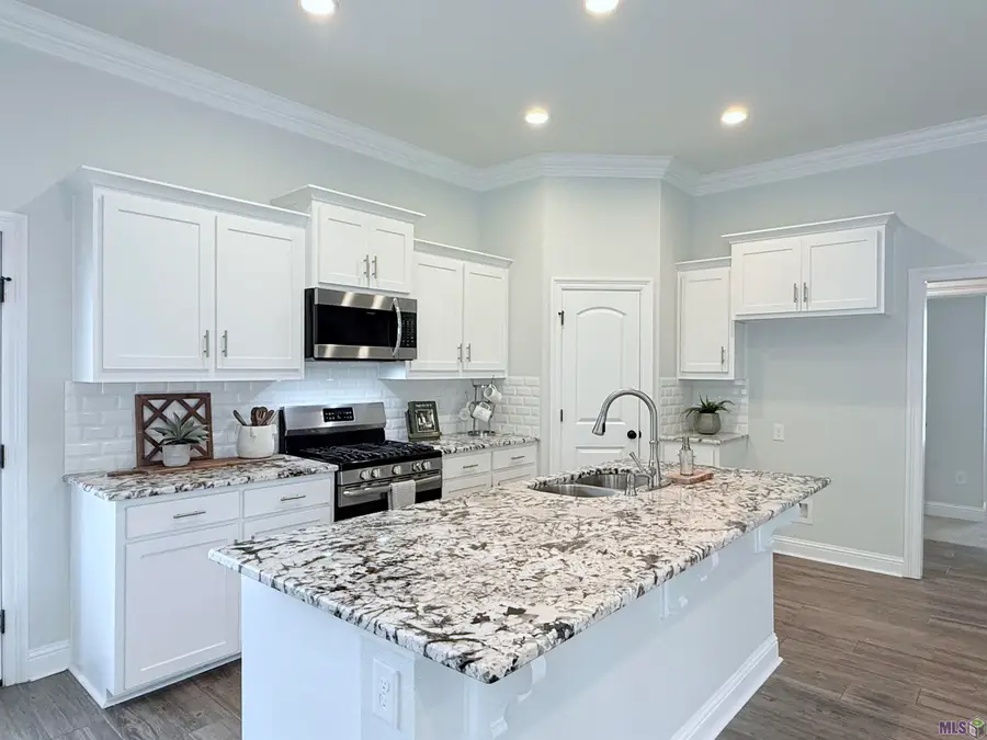 654 Beaumont Dr, Gonzales, LA 70737 - #3