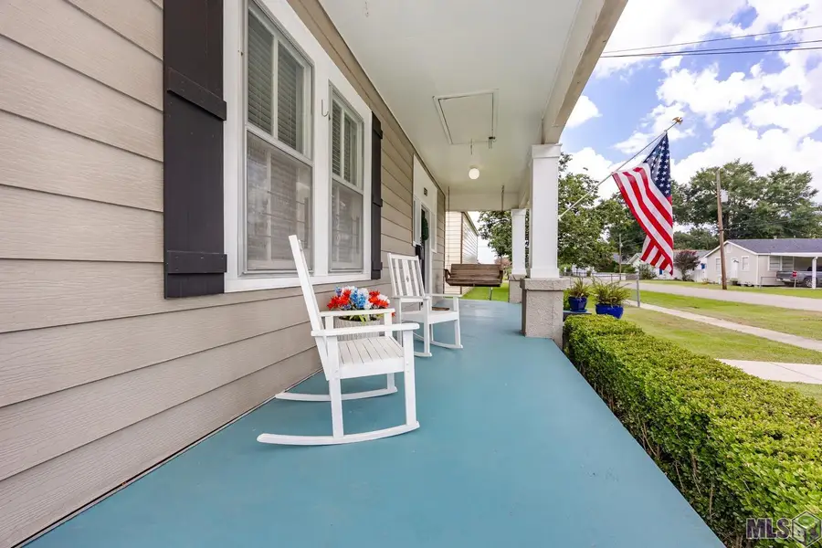 137 4th St, Port Allen, LA 70767 - #3