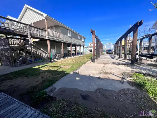 1023 Bourg St, Golden Meadow, LA 70357