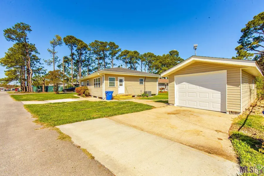 1221 Tetreau St, Thibodaux, LA 70301 - #2