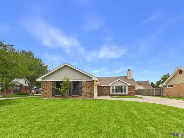 129 Meadow Glen Dr, Youngsville, LA 70592