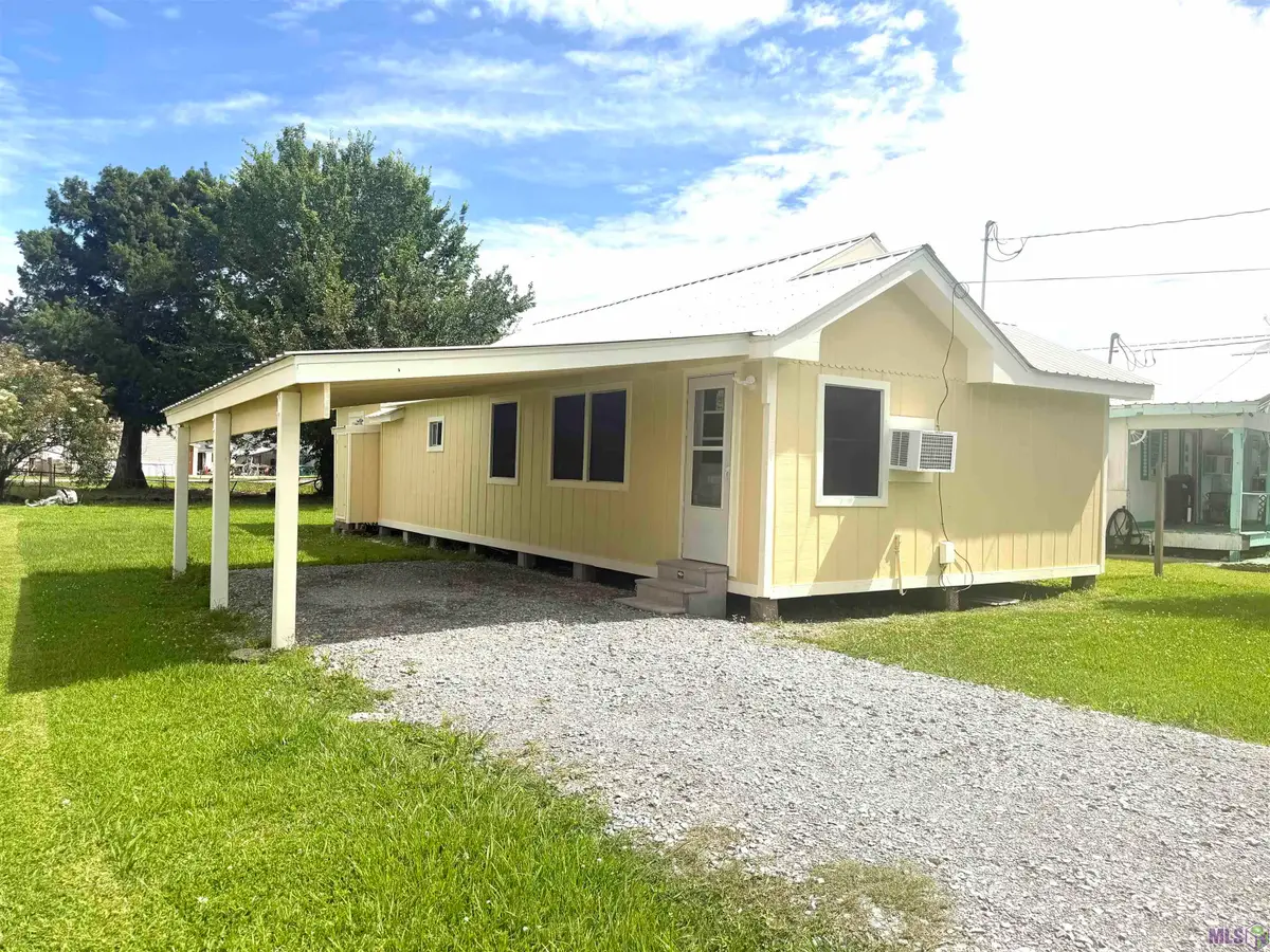 131 Jefferson St, Golden Meadow, LA 70357 - #1