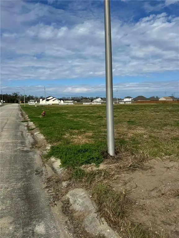 8 E Velvet Lane, Westwego, LA 70094