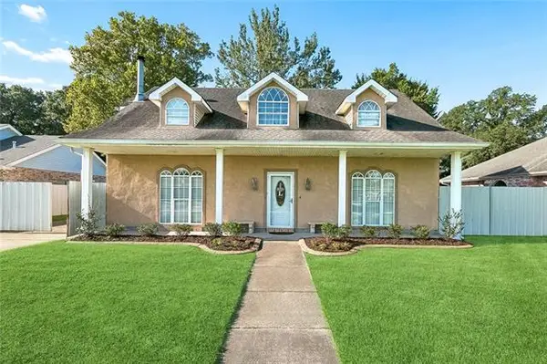 11 South Lake Court, Violet, LA 70092