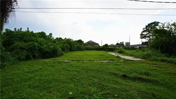 2423 Elmwood Park, New Orleans, LA 70114