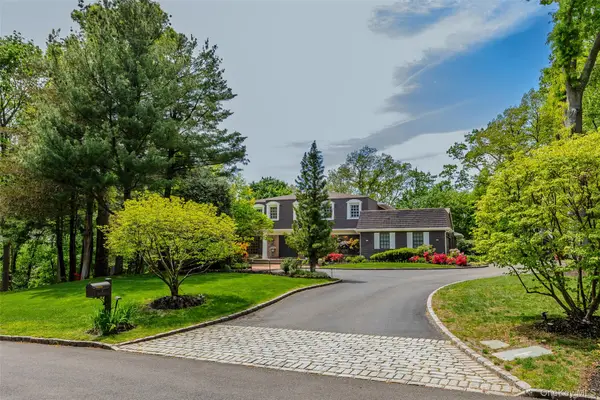 6 The Hollows W, East Norwich, NY 11732