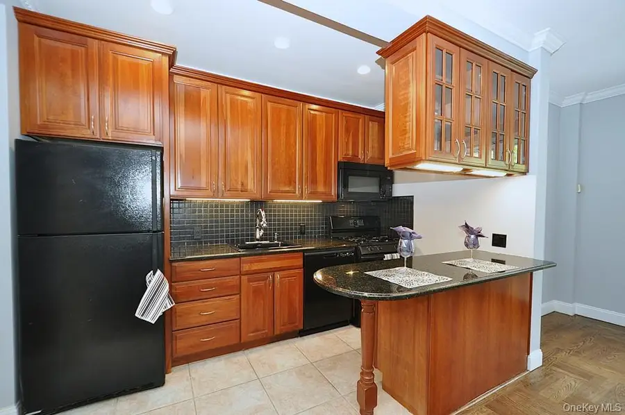 6 Midland Gardens #3D, Bronxville, NY 10708 - #3