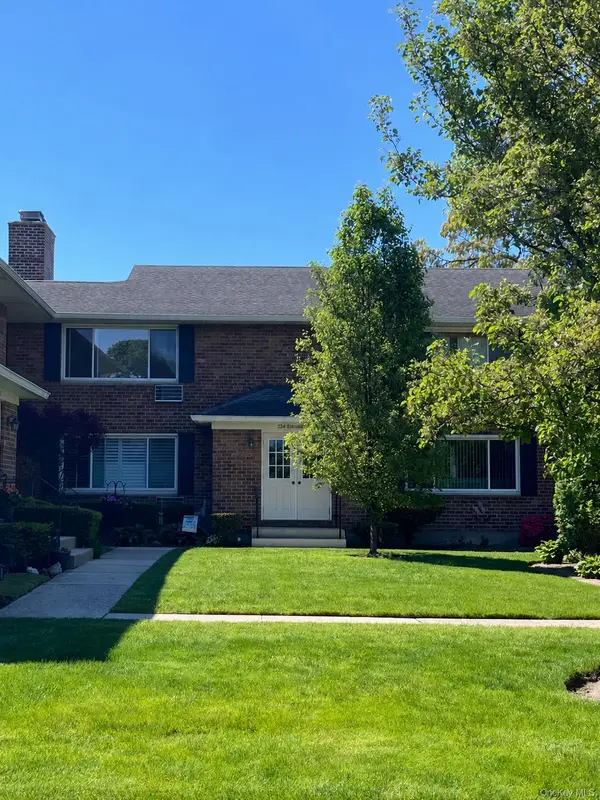 234 Edmunton Drive #J12, North Babylon, NY 11703