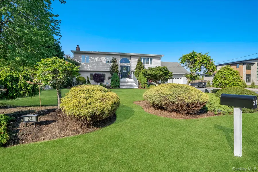 24 Biltmore Avenue Extension, Oakdale, NY 11769 - #3