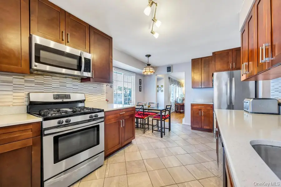 2 Wellesley Lane, Hicksville, NY 11801 - #3