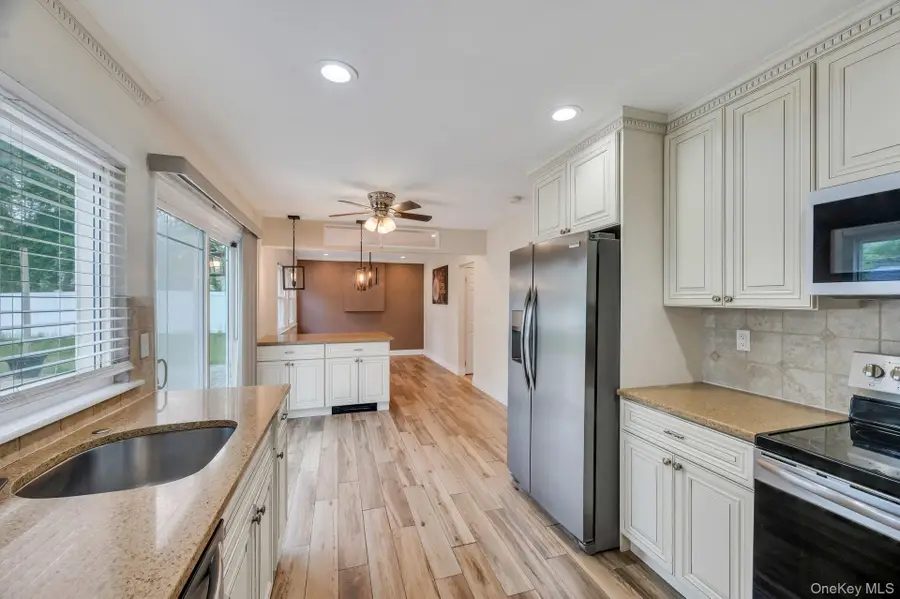 4 Hale Lane, Coram, NY 11727 - #3