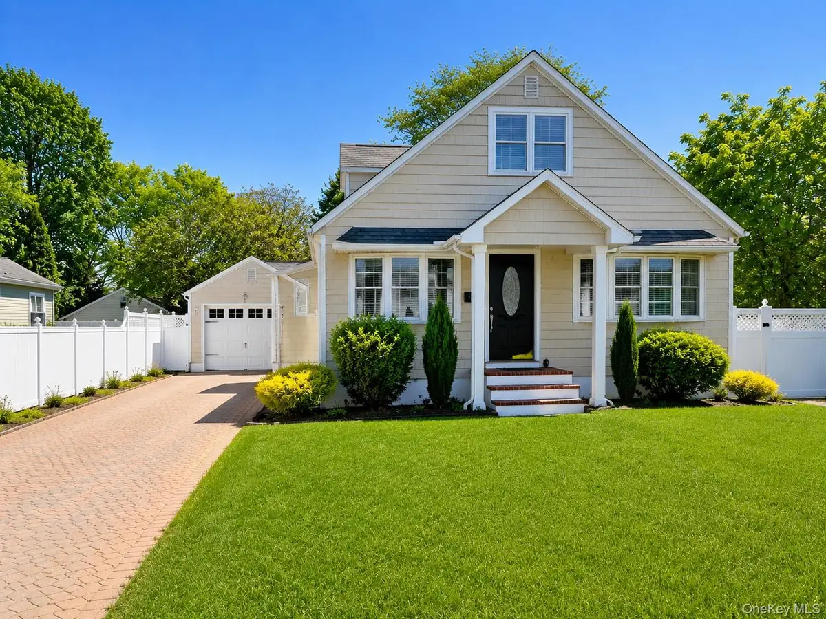 305 Arnold Avenue, West Babylon, NY 11704 - #1