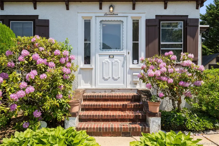 17 Crampton Avenue, Great Neck, NY 11023 - #3