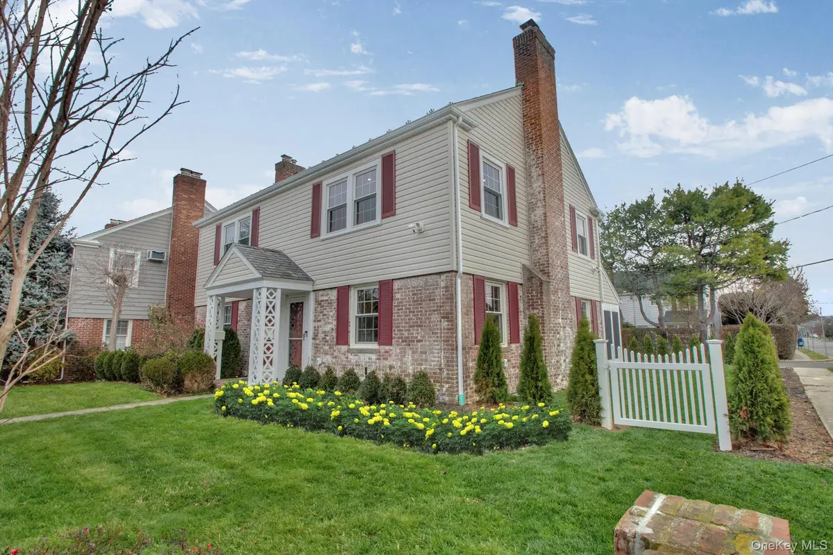 2 Bayview Court, Manhasset, NY 11030 - #1