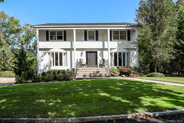 1 Lakeville Court, Roslyn, NY 11576