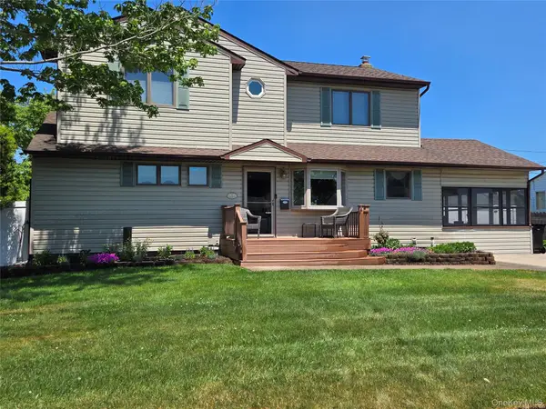 11 Windsor Street, Islip, NY 11751