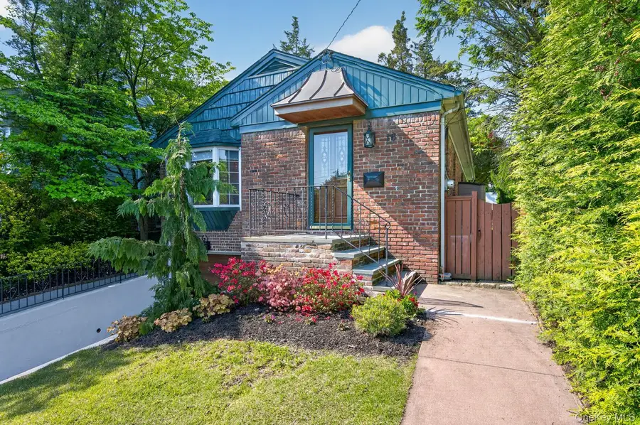 16 Warwick Place, Port Washington, NY 11050 - #3