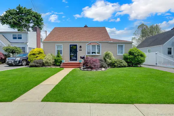 31 Locust Avenue E, Farmingdale, NY 11735