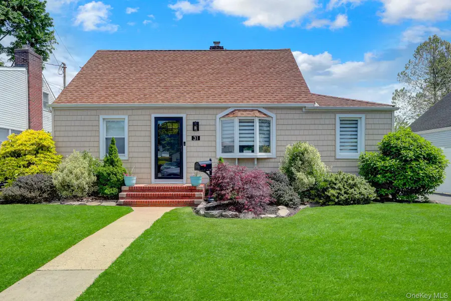 31 Locust Avenue E, Farmingdale, NY 11735 - #2