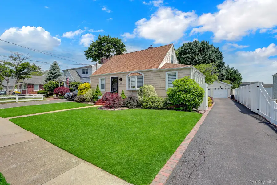 31 Locust Avenue E, Farmingdale, NY 11735 - #3