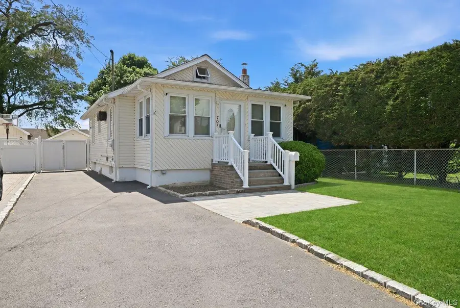 707 5th Street S, Lindenhurst, NY 11757 - #2