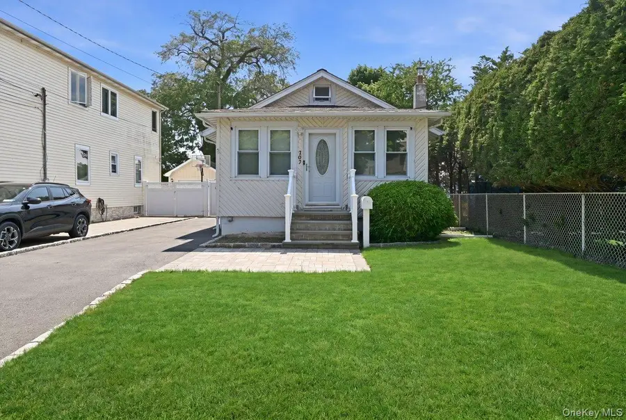 707 5th Street S, Lindenhurst, NY 11757 - #3