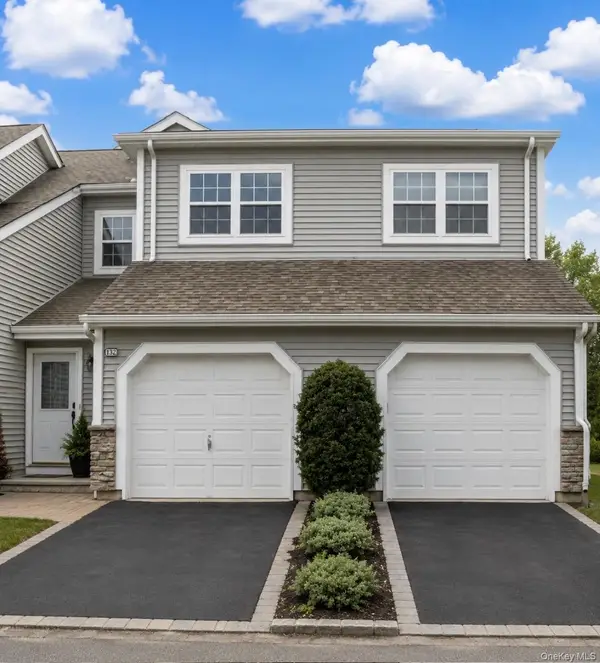 132 Carriage Lane, Plainview, NY 11803