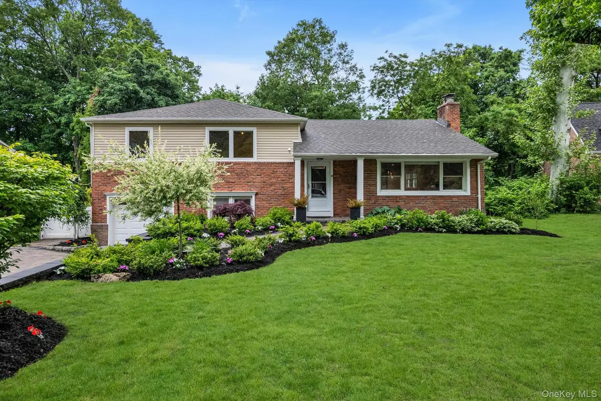 18 Pine Drive N, Roslyn, NY 11576 - #1