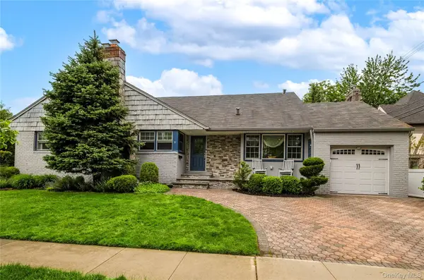 6 Blenheim Court, Rockville Centre, NY 11570