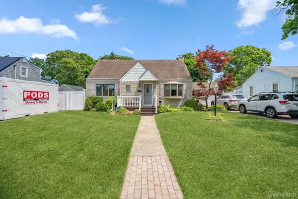 17 Brook Place, East Islip, NY 11730