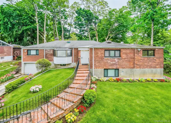 5 Bellingham Lane, Great Neck, NY 11023