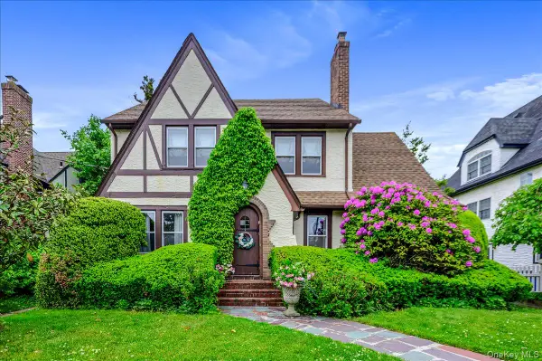 11 Demott Avenue, Rockville Centre, NY 11570